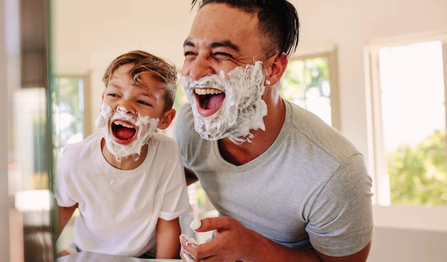 Père et fils jouant avec de la mousse à raser