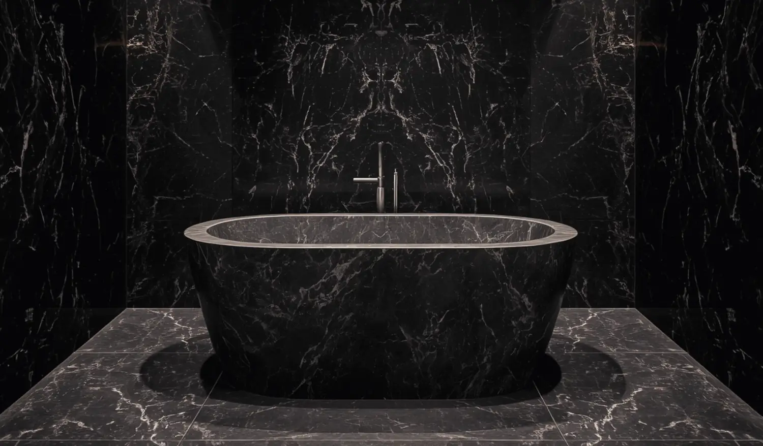 Baignoire en marbre noir.